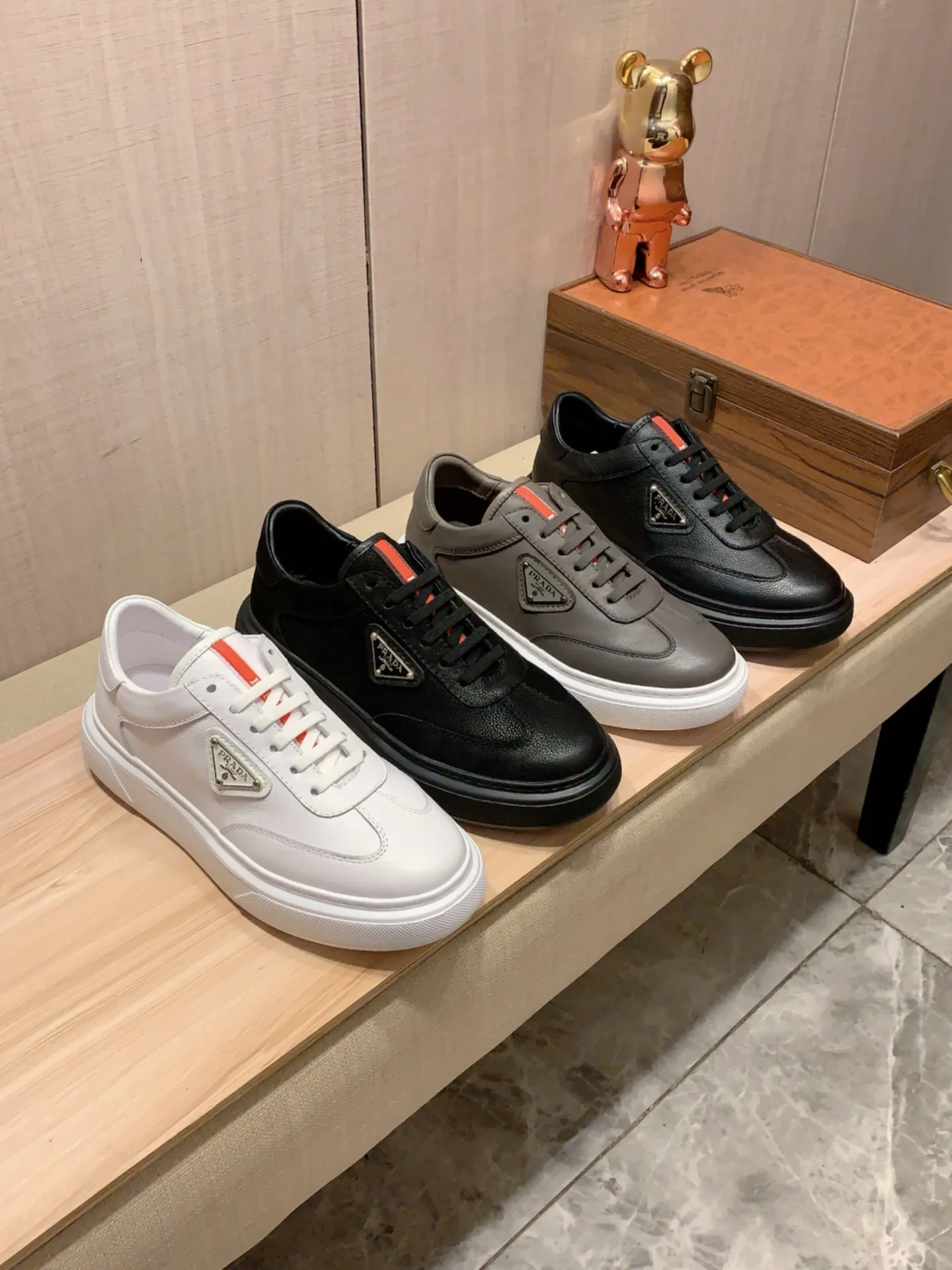 New model: Factory price: 460💰💰🎩🎩[Lightning][Lightning] "Prada Men's Shoes 💰pRADA*" The latest and most popular casual shoes, top brands [seduce] luxury~purchase, top~quality. [Strong] The upper is made of imported breathable and polished cowhide material ➕ Breathable sheepskin feet (•) with fine workmanship. The original stylish and stylish soft rubber wear-resistant and non-slip outsole is light and comfortable on the feet. The real thing looks better when photographed in person. 0186: code: 38-44, 4️⃣ colors selected
